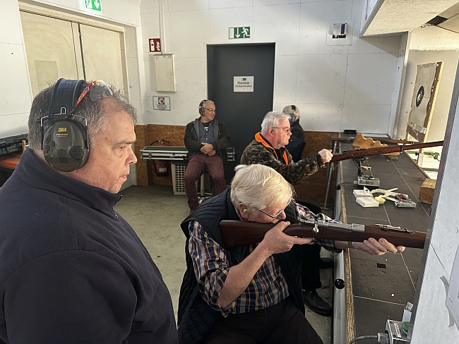 Sitzend Aufgelegt mit dem Ordonanzgewehr