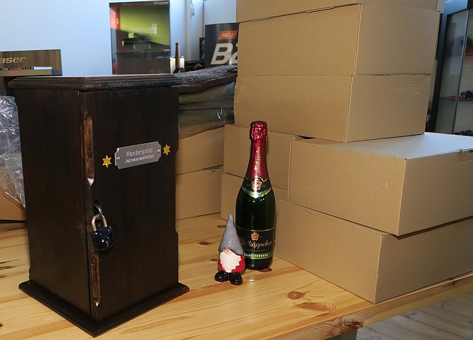 Die Pokale und Überraschungsboxen stehen bereit