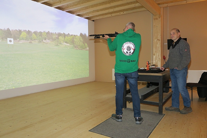 Guido beim Einschießen und Kalibrieren der Waffe