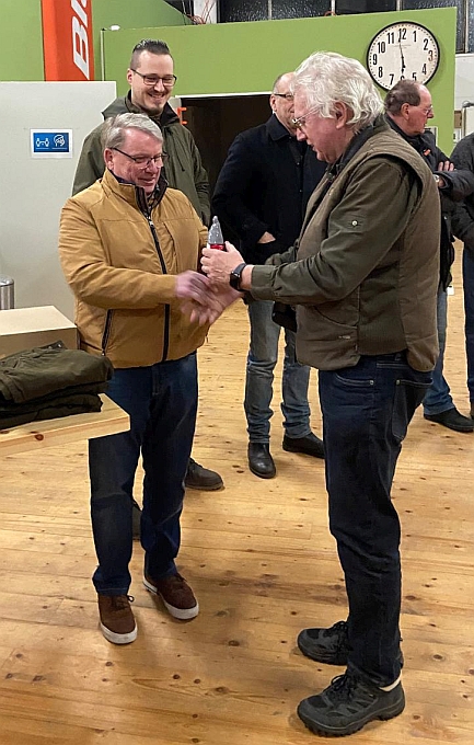 Reinhard erhält einen Ablösepokal von Karl-Heinz